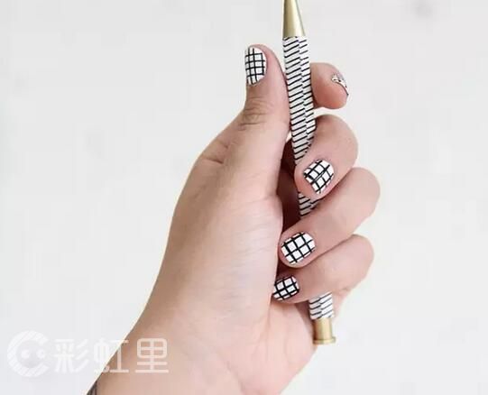 海军风美甲 显手白条纹美甲教程