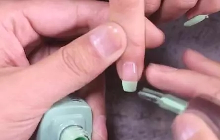 绿色美甲款式 清新小花美甲教程