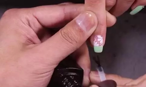 绿色美甲款式 清新小花美甲教程