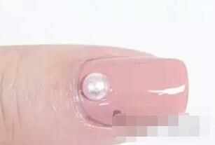 美甲贴珍珠 珍珠白美甲教程