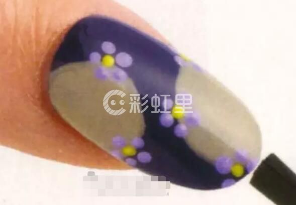 淡紫色美甲 手绘小花美甲教程