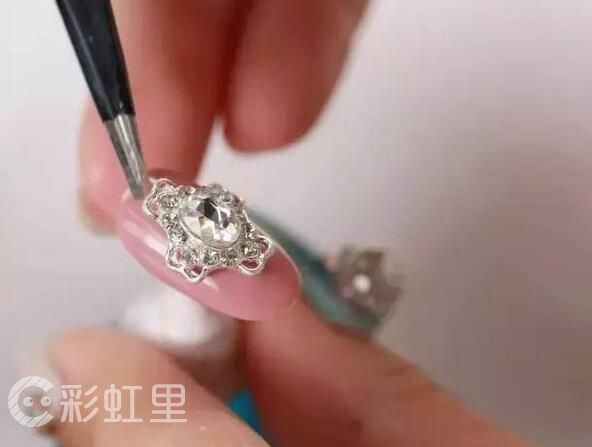 美甲大钻怎么粘 美甲贴钻步骤