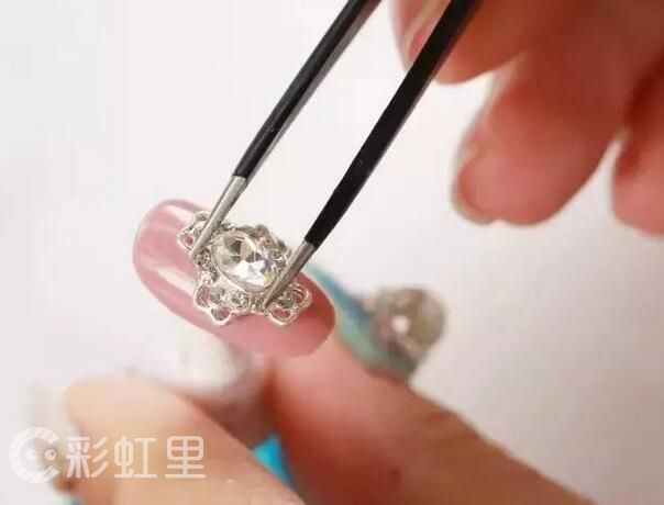 美甲大钻怎么粘 美甲贴钻步骤