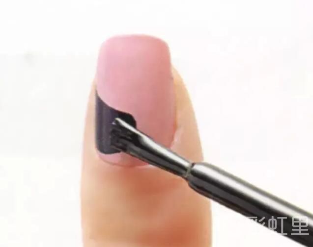 美甲波点图片 甜美简约美甲教程