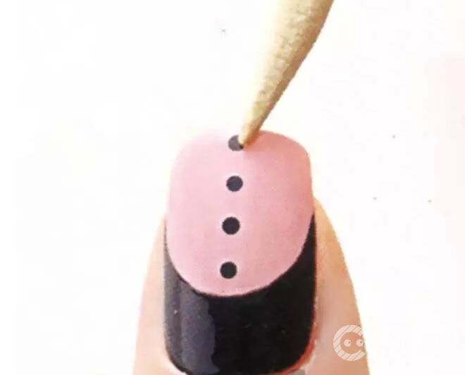 美甲波点图片 甜美简约美甲教程