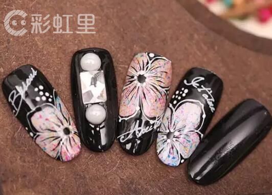 黑色美甲款式　花朵美甲教程