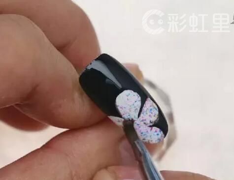 黑色美甲款式　花朵美甲教程