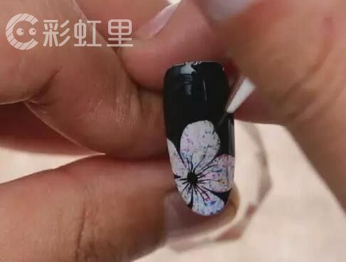 黑色美甲款式　花朵美甲教程