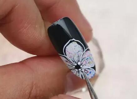 黑色美甲款式　花朵美甲教程