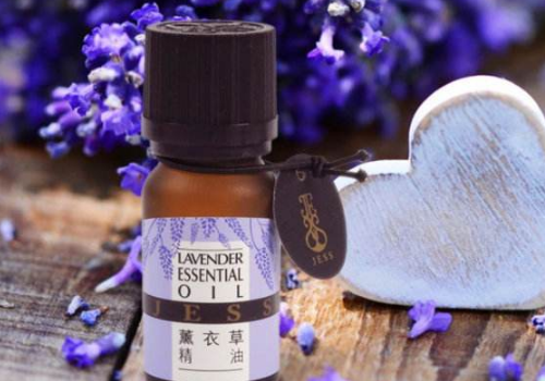 薰衣草精油可以直接涂在脸上吗 怎么用