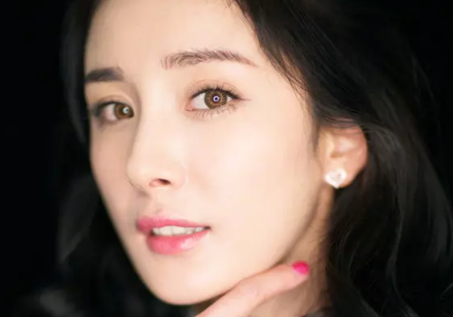 棕色美瞳适合什么眼影   适合什么口红
