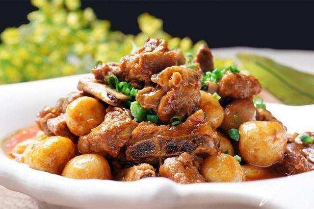 土豆炖牛肉的做法，加少许雪里蕻肉味鲜美！