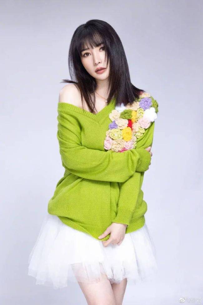 依旧美艳！柳岩新照释出 大秀香肩美腿