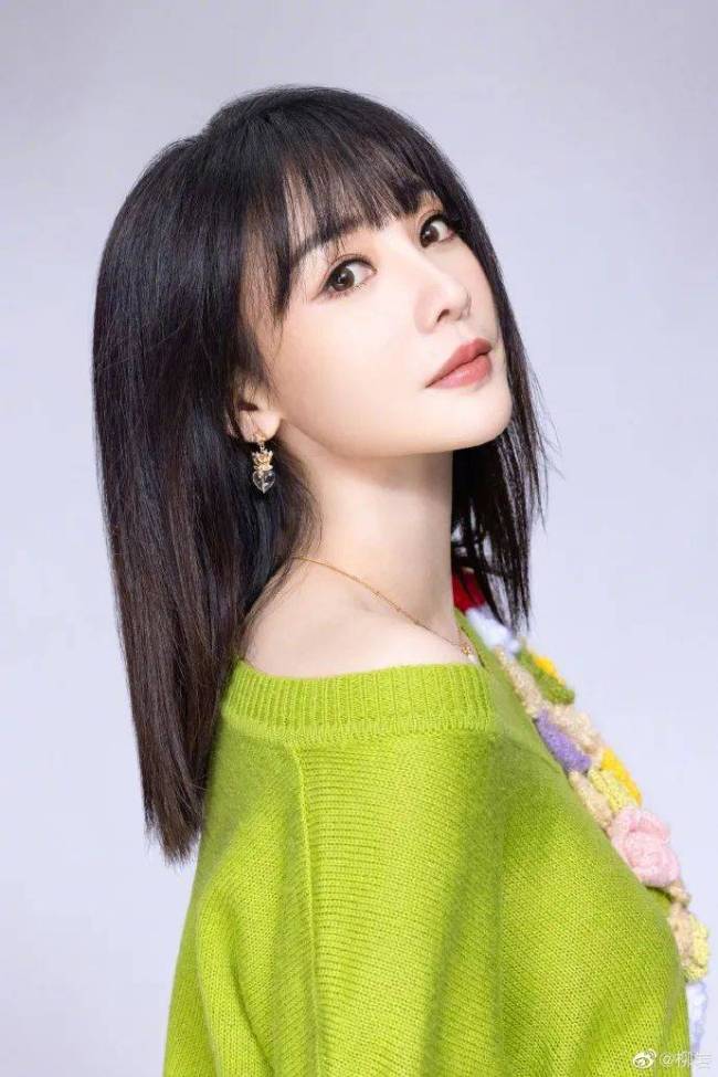依旧美艳！柳岩新照释出 大秀香肩美腿