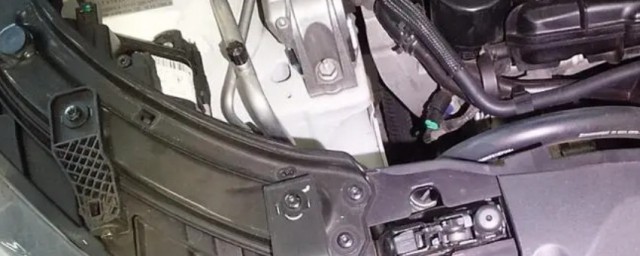 奥迪q3水箱里面有油怎么回事 奥迪q3水箱里面有油是什么原因