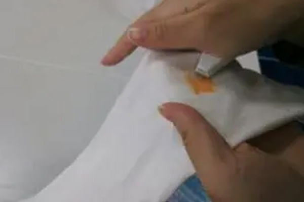 怎样去除衣服上的顽固油渍 衣服上的油渍怎么去除