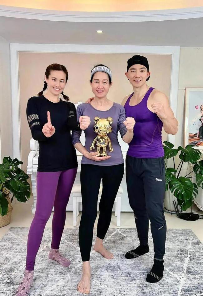 王婉霏晒健身前后对比照 甜喊刘畊宏为“刘教练”
