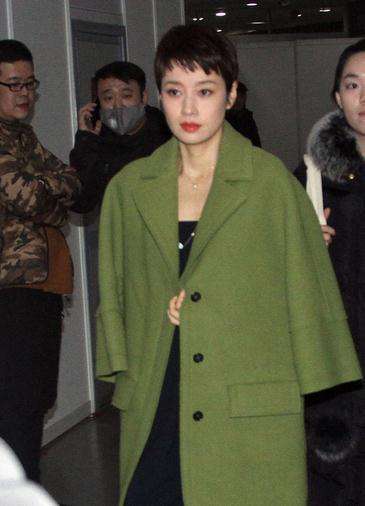 皮肤暗黄忌讳穿什么颜色的衣服？军绿色是雷区！