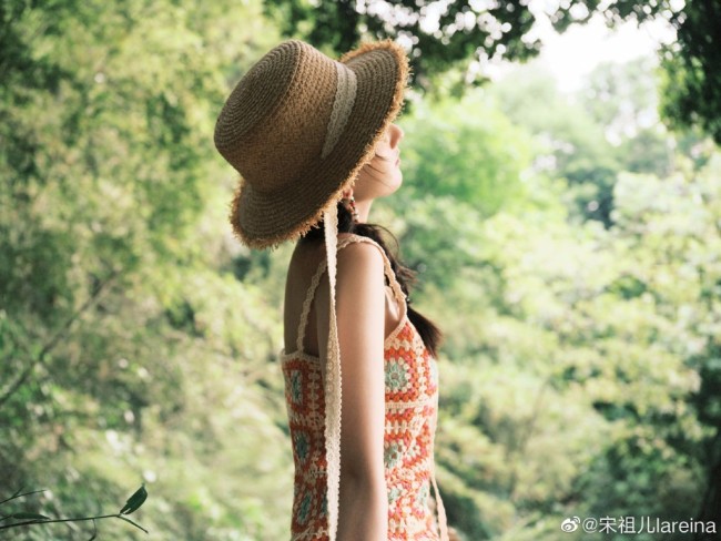 小可爱！宋祖儿拍夏日美照 穿吊带裙特清新