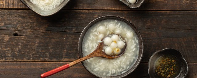 冰镇酒酿汤圆做法 冰镇红糖醪糟小汤圆怎么做