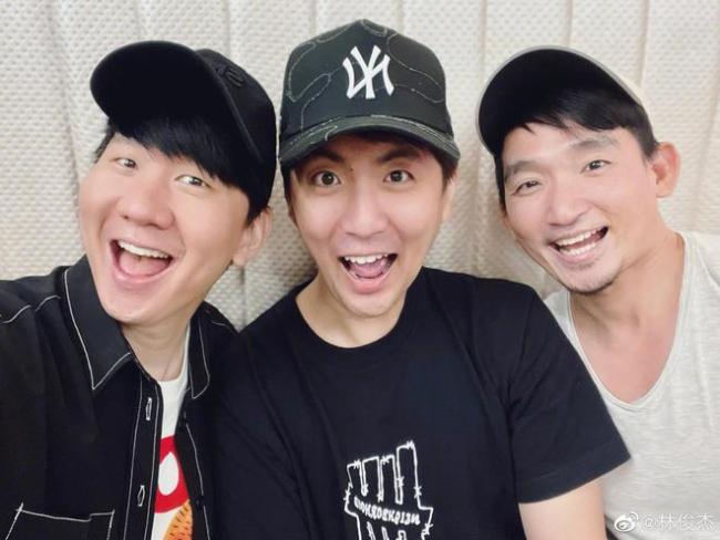 林俊杰晒同学合照心情好 曾被拍到与父亲打高尔夫