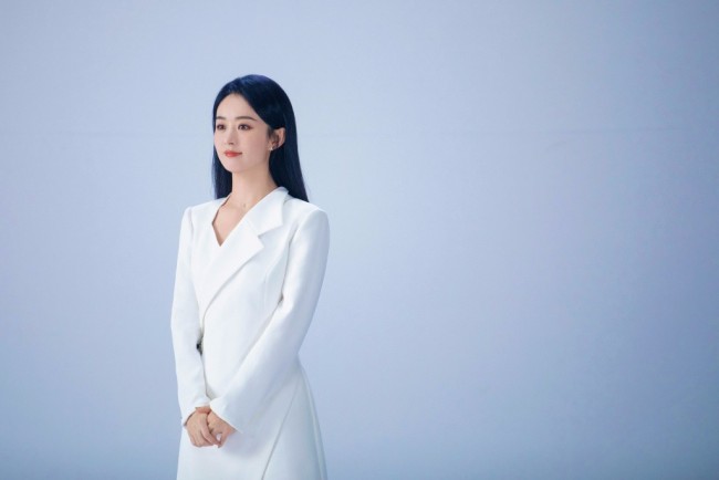腿真美！34岁赵丽颖拍温柔知性写真 精致迷人