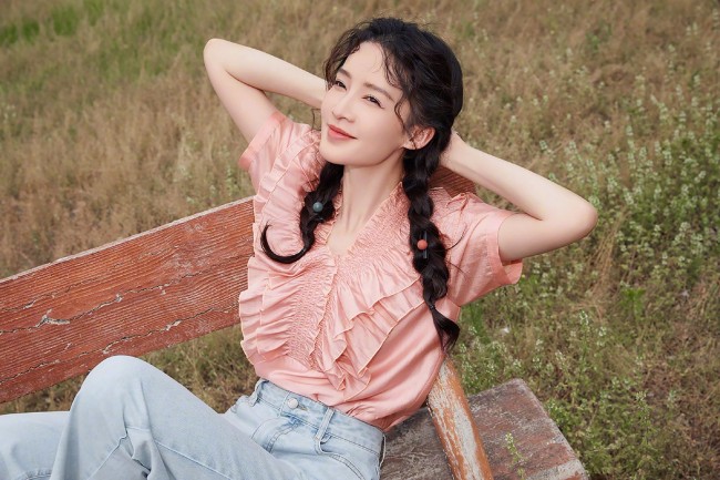 李沁变身夏日元气少女 笑容甜美穿搭好亮眼