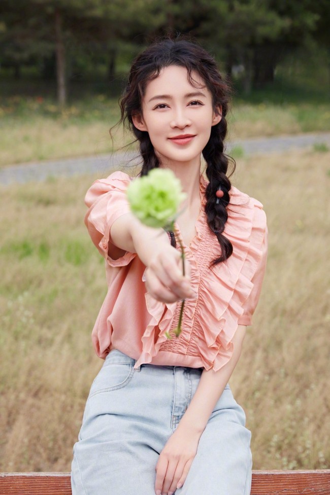 李沁变身夏日元气少女 笑容甜美穿搭好亮眼