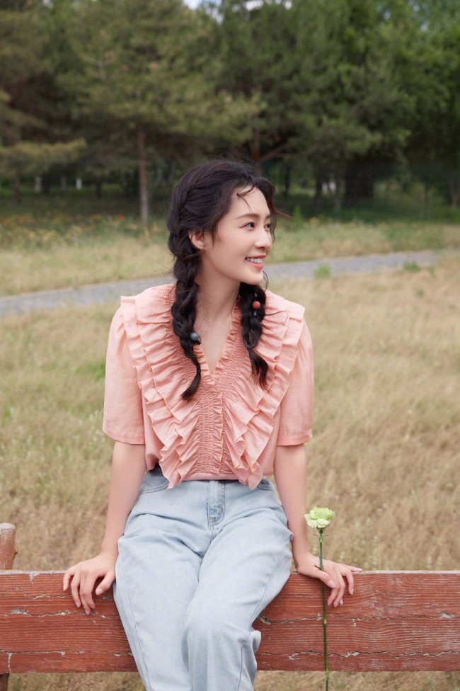 李沁变身夏日元气少女 笑容甜美穿搭好亮眼