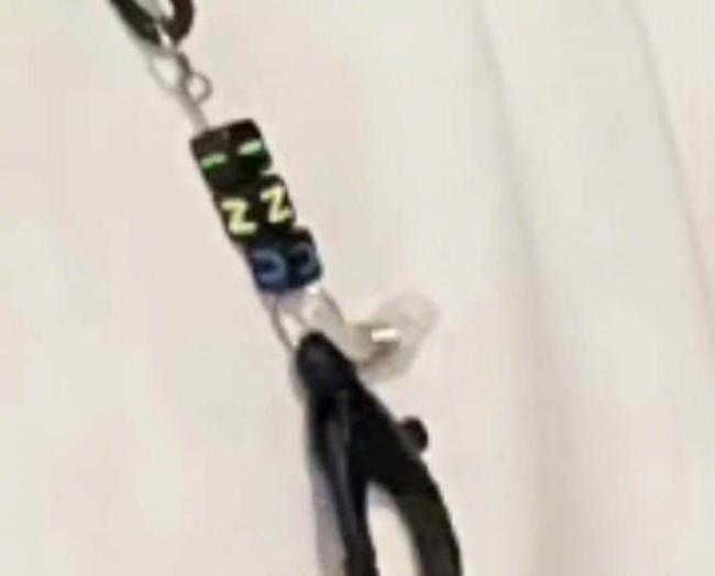 好甜！苏醒口罩链上疑似刻绯闻女友廖语辰名字