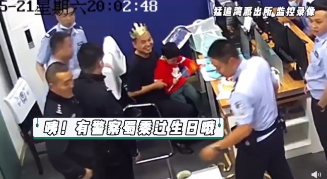 美好的回忆！迷路小朋友在派出所顺便吃了个蛋糕
