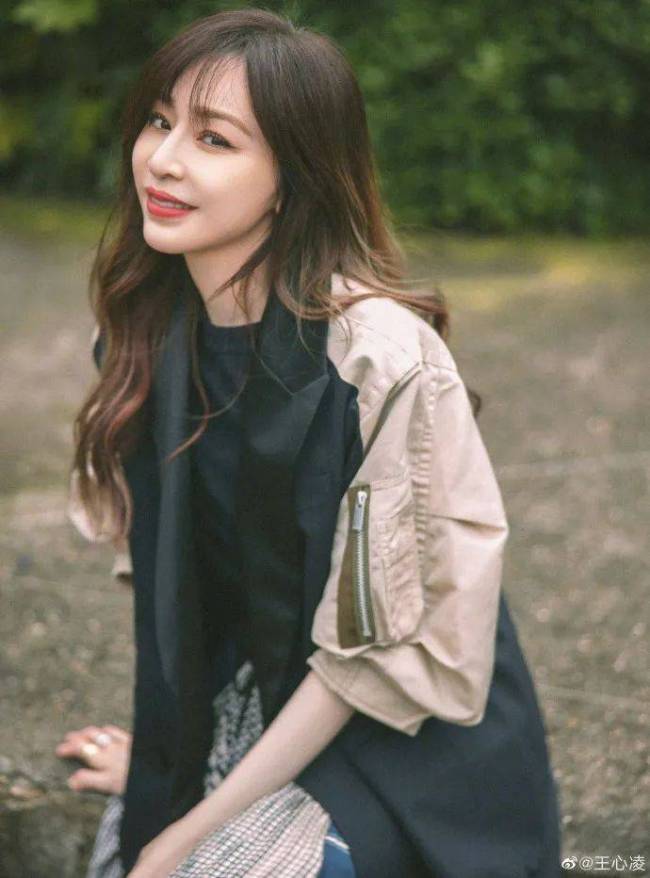 王心凌翻红大秀美腿 39岁凸显清纯妩媚