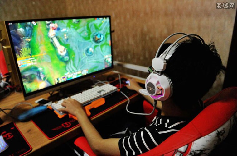 男子沉迷游戏