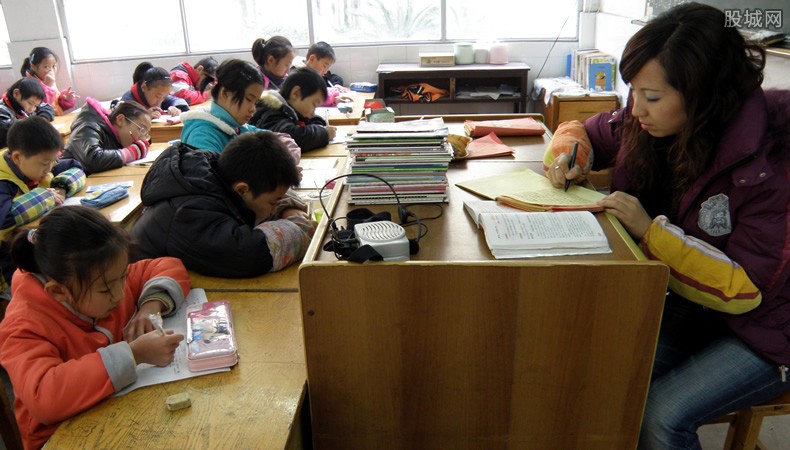 四川学生遇地震避险