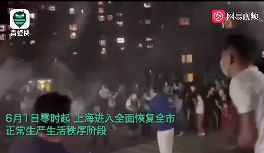 上海归来！市民放烟花开香槟欢庆