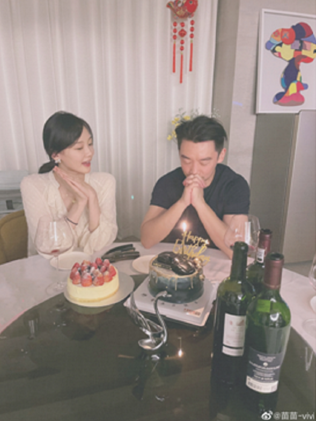 苗苗晒全家福为自己庆生 女儿罕见露脸酷似郑恺