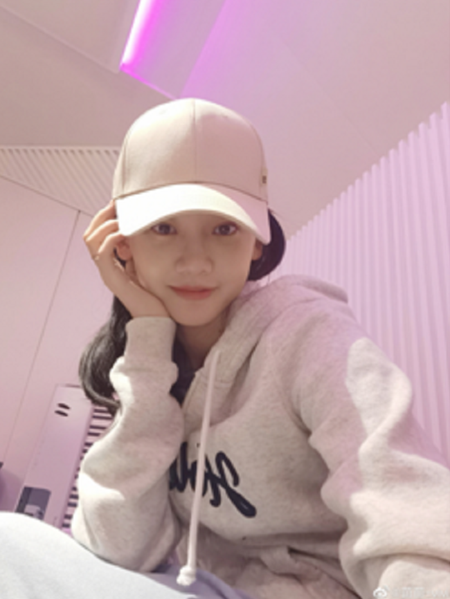 苗苗晒全家福为自己庆生 女儿罕见露脸酷似郑恺