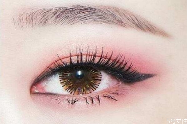 化妆什么时候贴假睫毛 如何化妆粘贴假睫毛