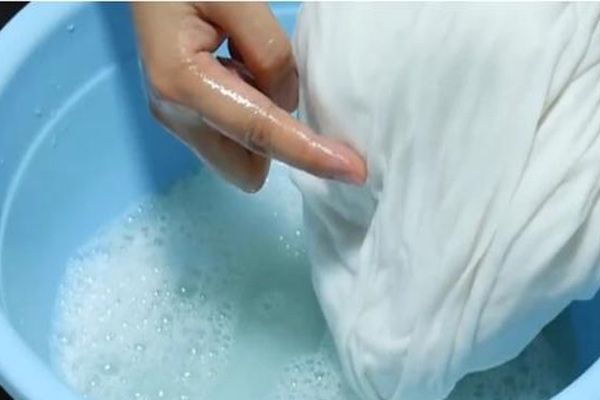 白衣服上的陈旧黄渍怎么洗 白衣服有黄渍的原因