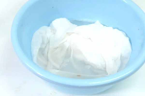 白衣服上的陈旧黄渍怎么洗 白衣服有黄渍的原因