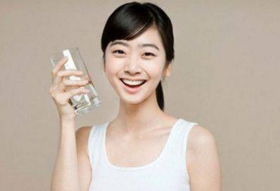 早起喝水喝什么最好？其实盐水蜂蜜水都不好