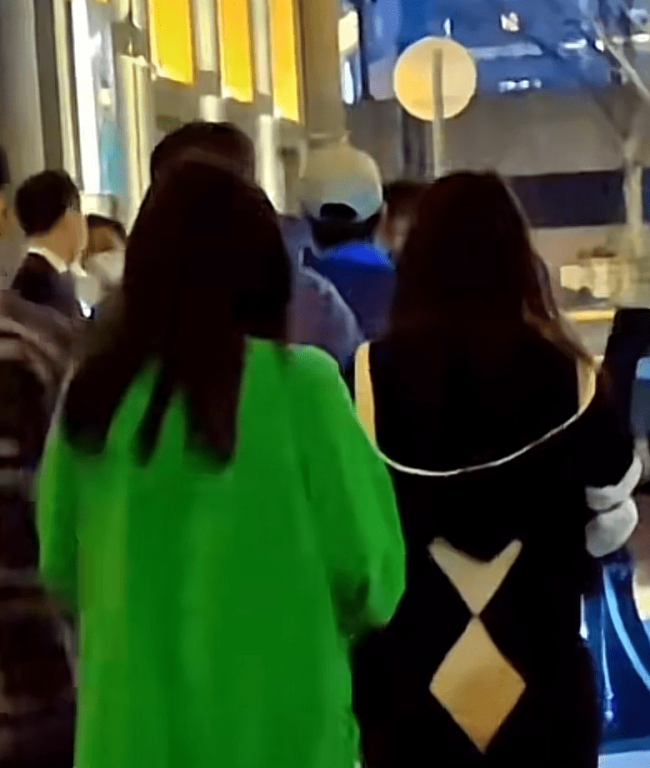 王思聪带新女友吃火锅？贴身搂腰好自然 多人随行