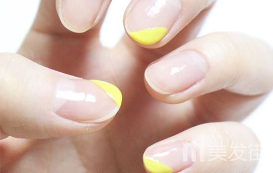 撞色美甲怎么做 最新撞色五瓣花美甲教程