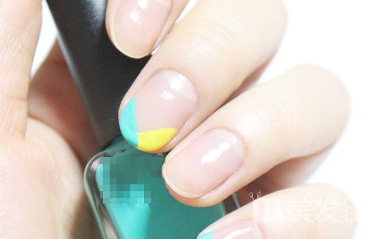 撞色美甲怎么做 最新撞色五瓣花美甲教程