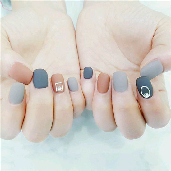 美甲涂什么颜色显手白 显手白的美甲图片 ?