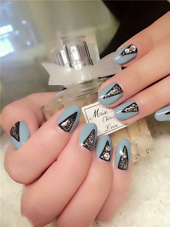 美甲涂什么颜色显手白 显手白的美甲图片 ?