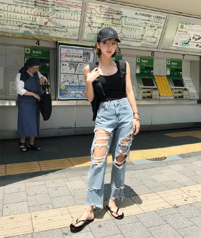 美女街拍：破洞牛仔裤更显时尚，搭配这件黑色背心超好看