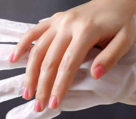 美甲灯会把手照黑吗？手被美甲灯照黑怎么恢复？