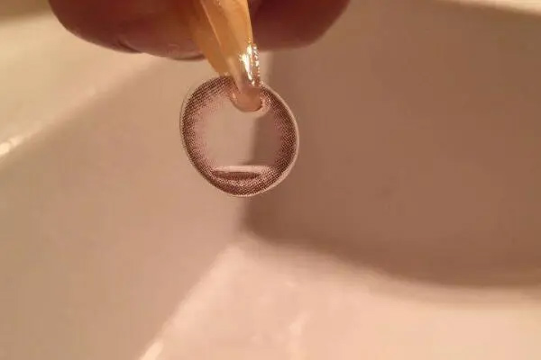 新买的美瞳着急带怎么办 美瞳的日常清洁