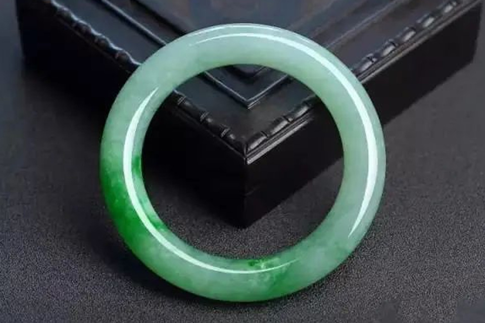 紫光灯能鉴别翡翠吗 鉴别翡翠可以看什么